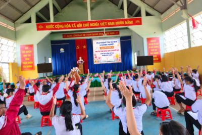 Tiết học Hoạt động trải nghiệm theo quy mô khối.Chủ điểm tháng 10: Truyền cảm hứng Học tập suốt đời & Giáo dục lòng biết ơn nhân ngày 20/10